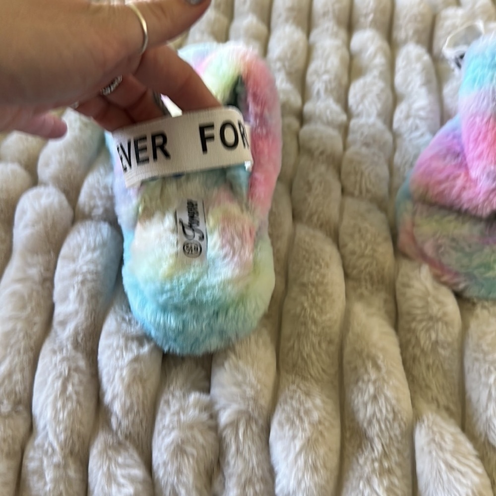 Size 6 1/2 strap fuzzy sandals - Picture 3 of 4